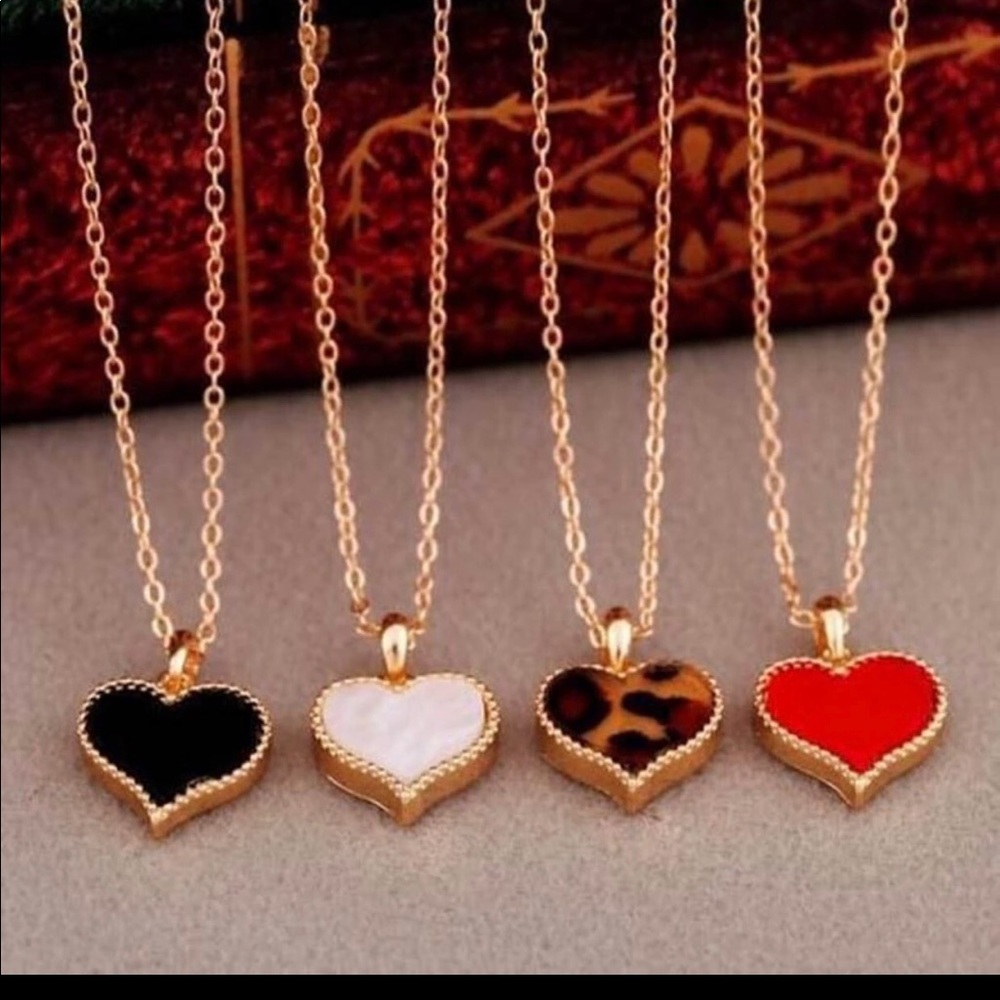 🎁Chic Gold Heart Pendant Necklace